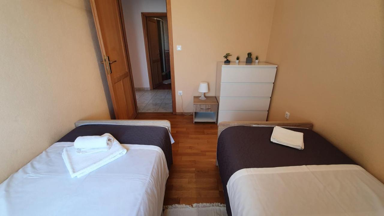 Apartments Miki Pag Town Buitenkant foto