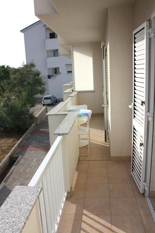 Apartments Miki Pag Town Buitenkant foto
